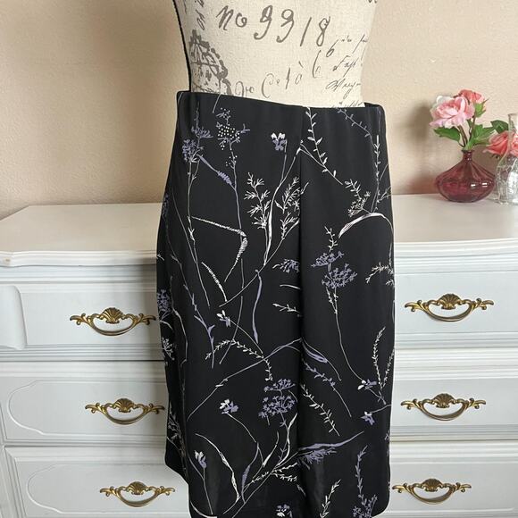 Black skirt with purple floral - Picture 4 of 5